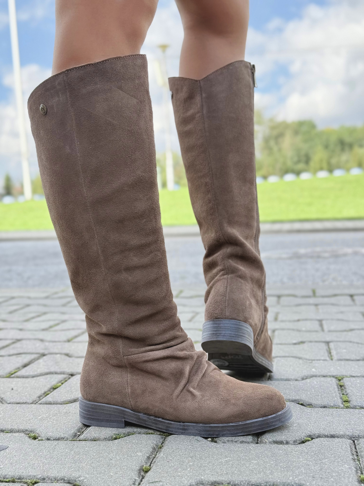 Kozaki z naturalnej skóry – elegancja i wygoda w jednym