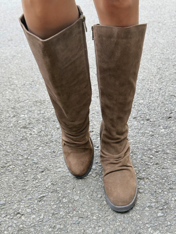 Kozaki z naturalnej skóry – elegancja i wygoda w jednym