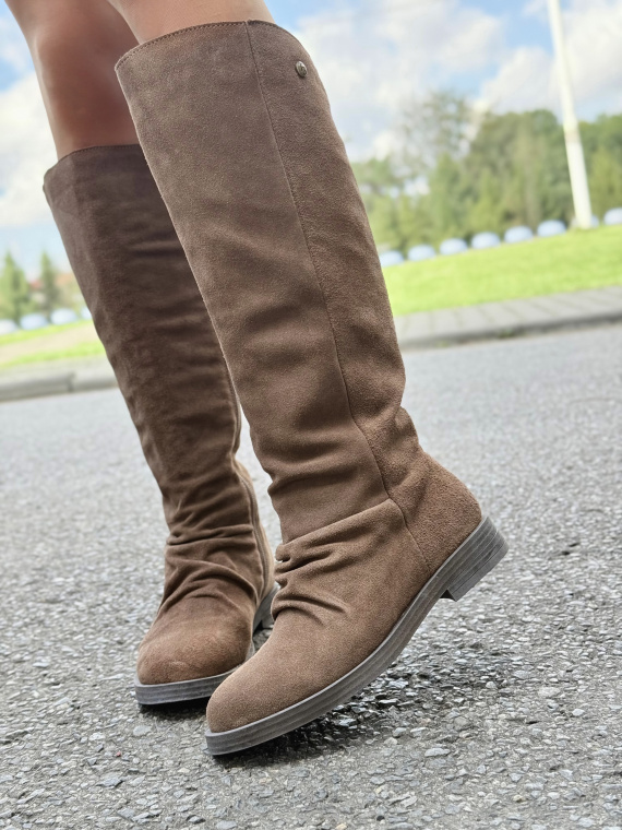 Kozaki z naturalnej skóry – elegancja i wygoda w jednym