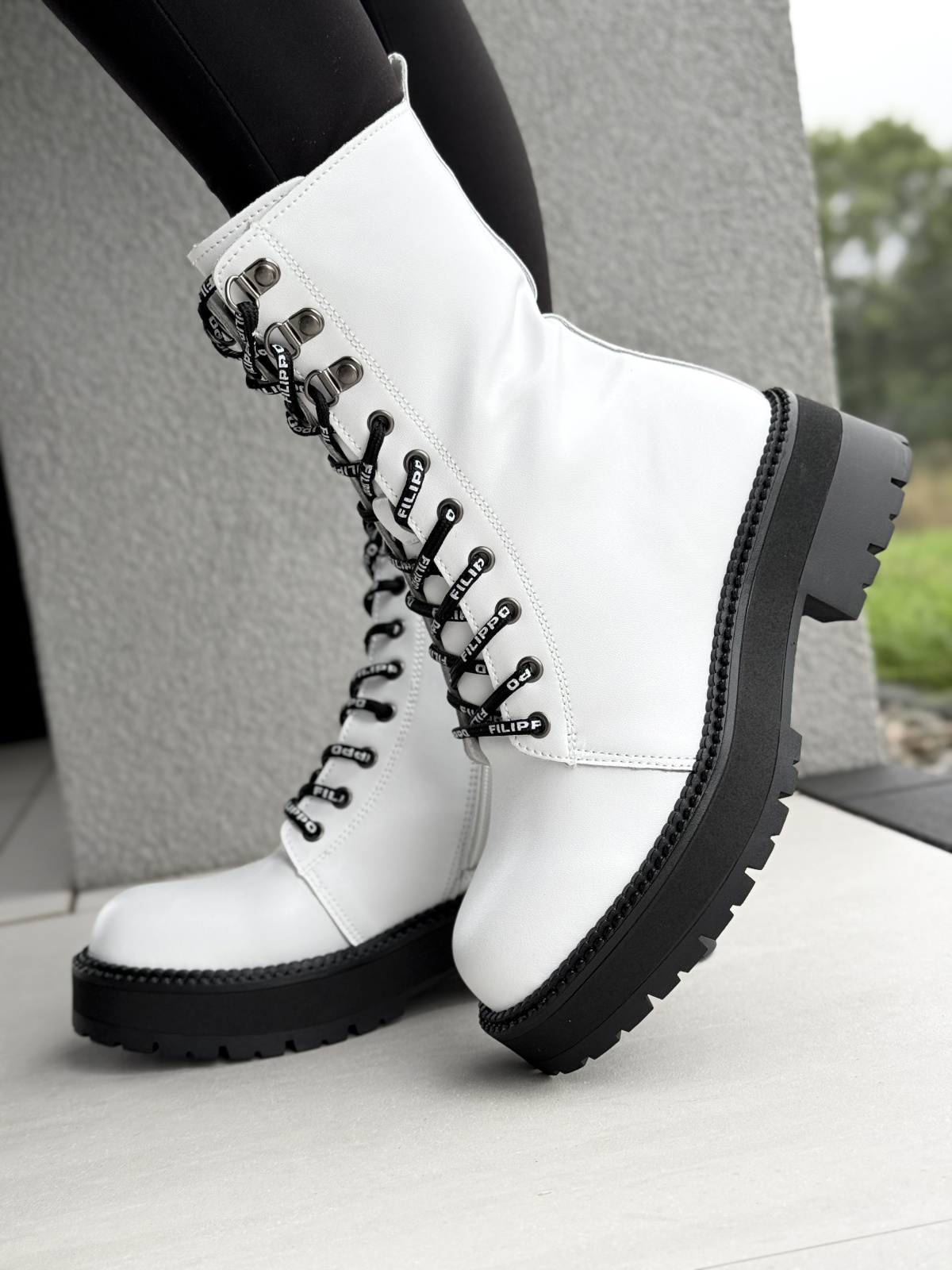 Botki skórzane białe – luksus, który czuć w każdym kroku