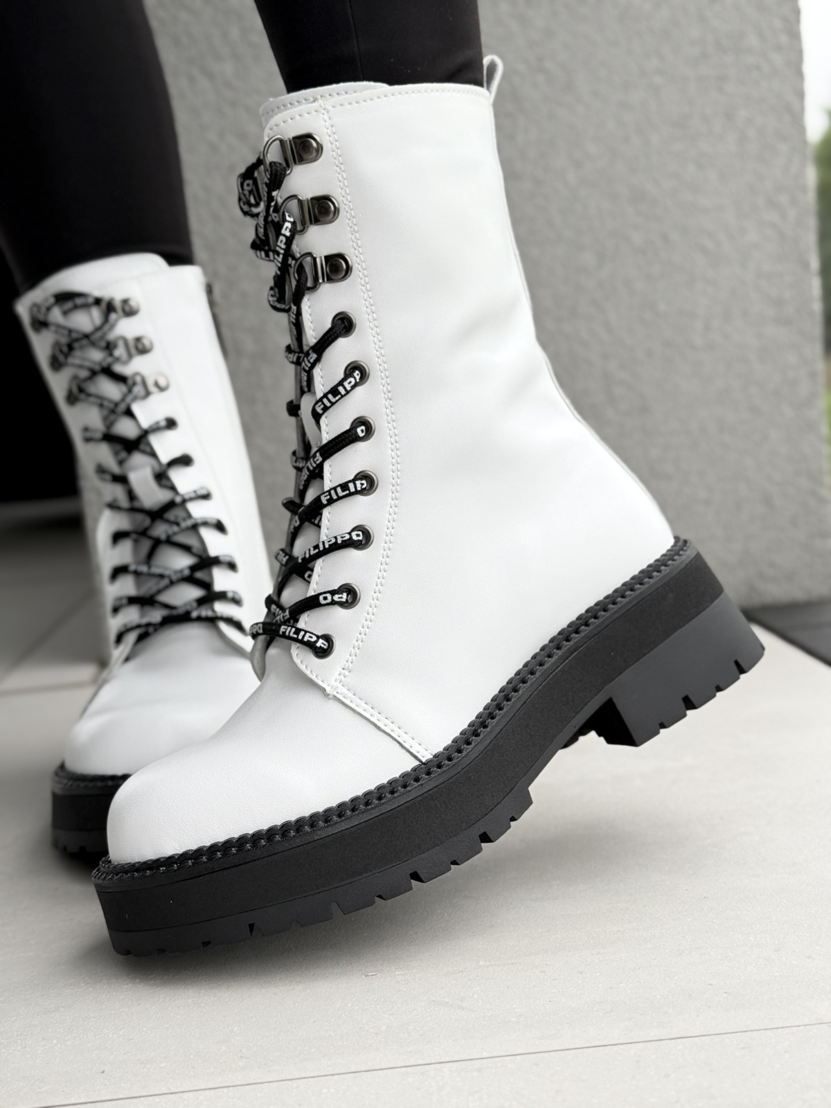 Botki skórzane białe – luksus, który czuć w każdym kroku