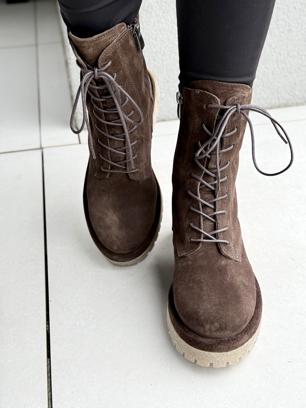 Botki damskie z naturalnej skóry – styl i wygoda na co dzień