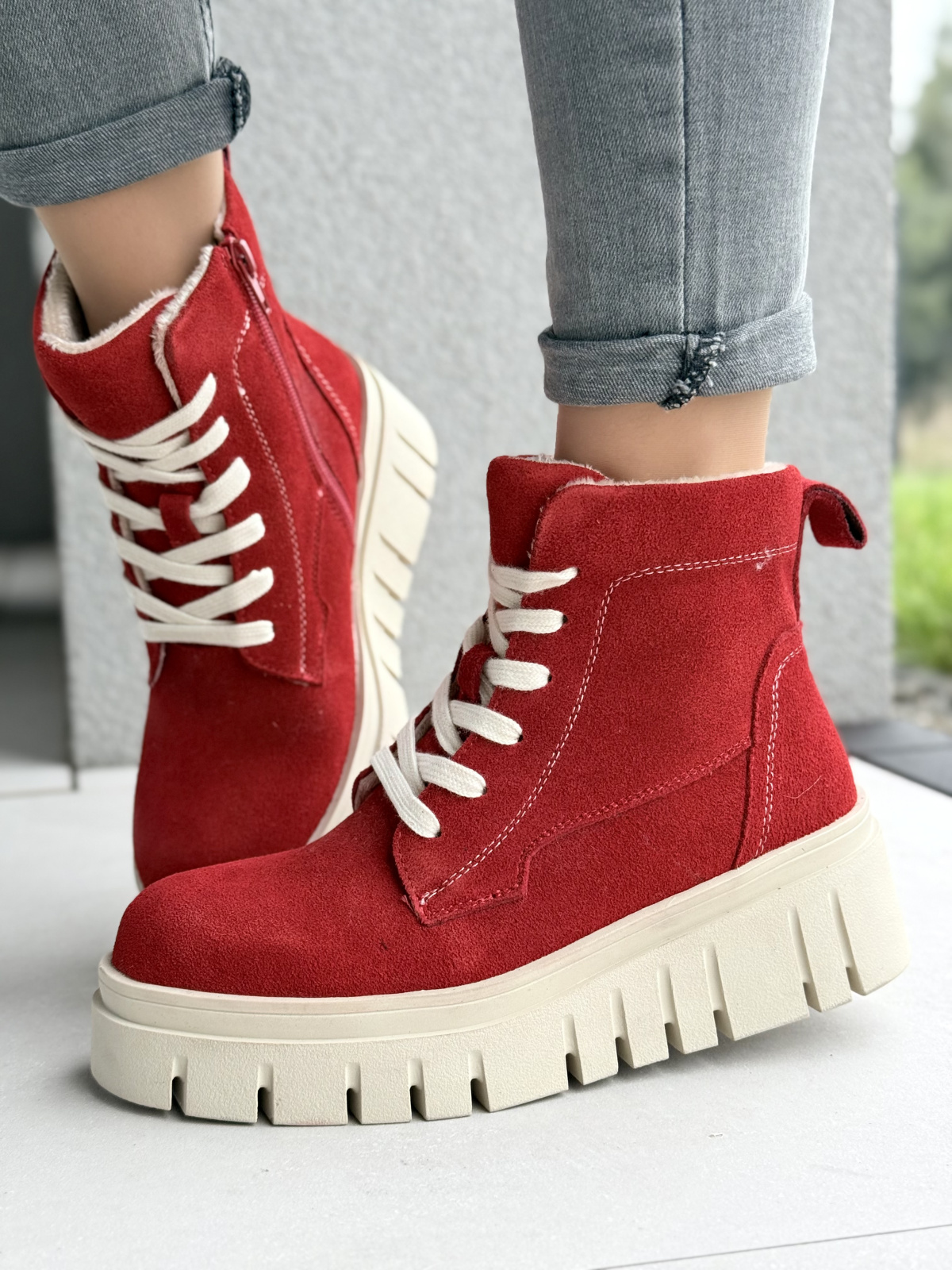 Czerwone botki ze skóry naturalnej dla pewnych siebie kobiet