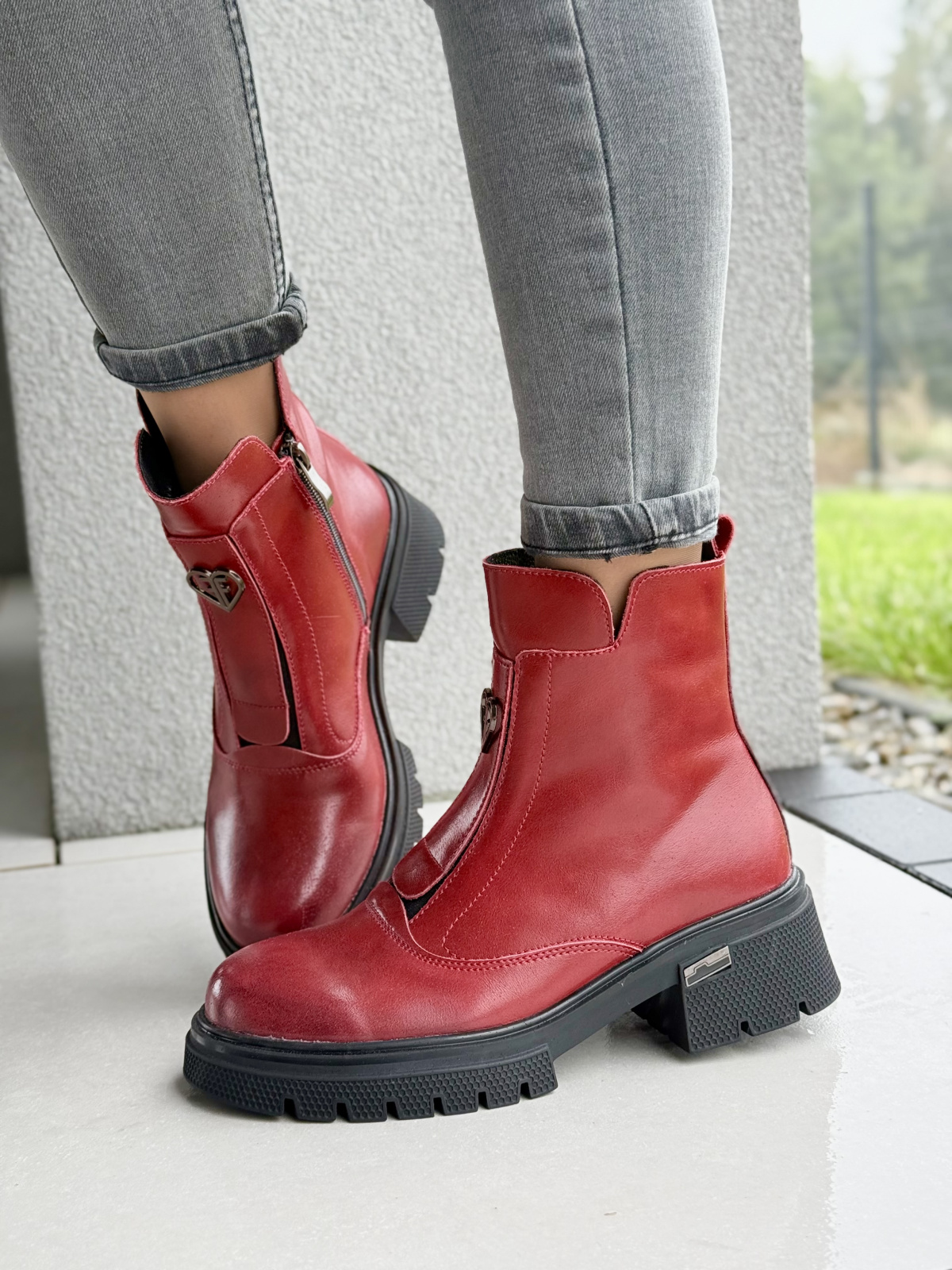 Czerwone botki ze skóry naturalnej – styl, który przyciąga spojrzenia