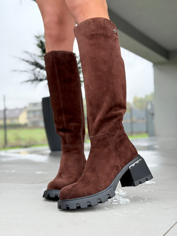 Kozaki z naturalnej skóry – elegancja, która trwa