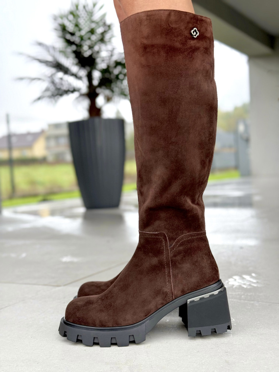 Kozaki z naturalnej skóry – elegancja, która trwa