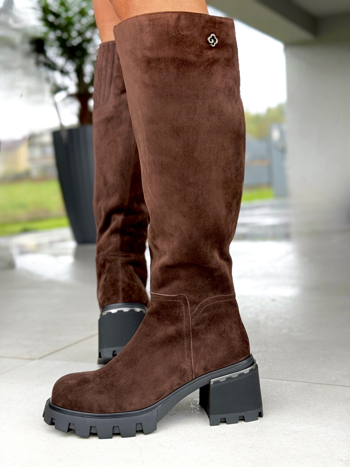 Kozaki z naturalnej skóry – elegancja, która trwa