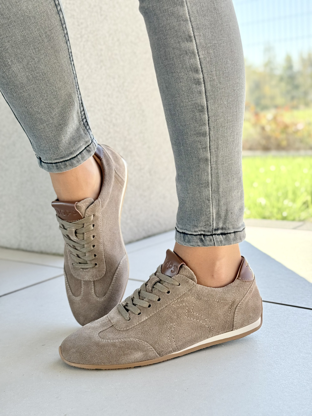 Sneakersy ze skóry naturalnej – luksus na co dzień