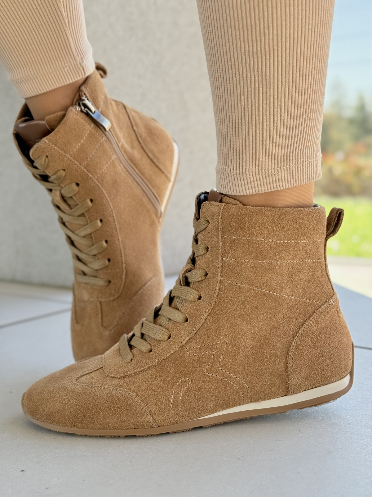 Sneakersy ze skóry naturalnej – komfort w eleganckim wydaniu