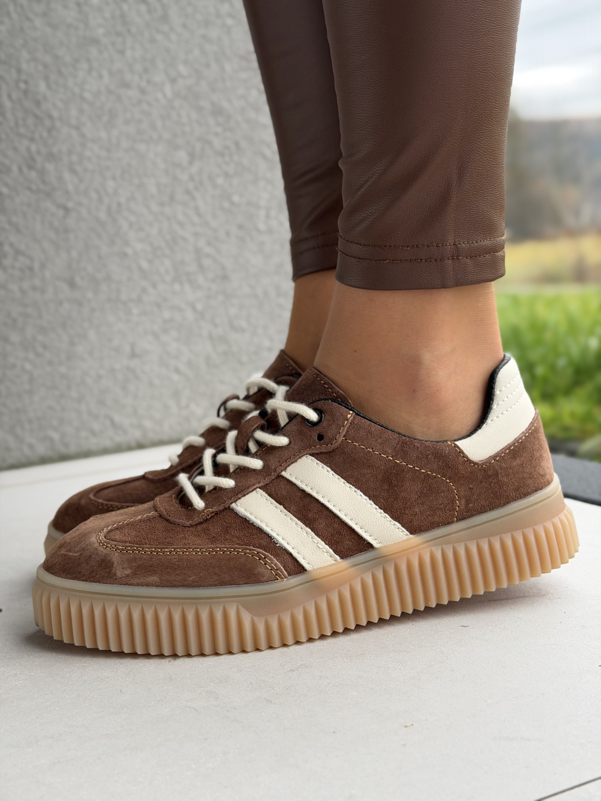 Kobiece sneakersy z naturalnej skóry – miękkość, lekkość, elegancja