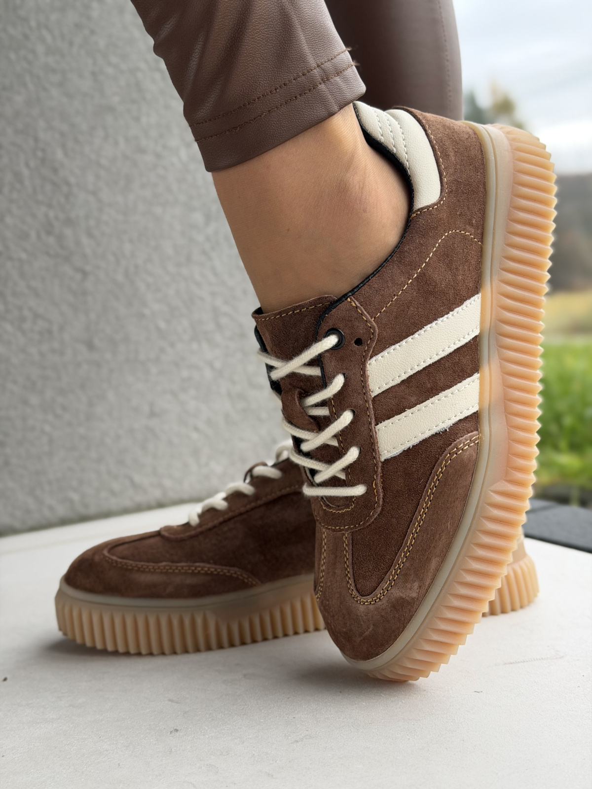 Kobiece sneakersy z naturalnej skóry – miękkość, lekkość, elegancja