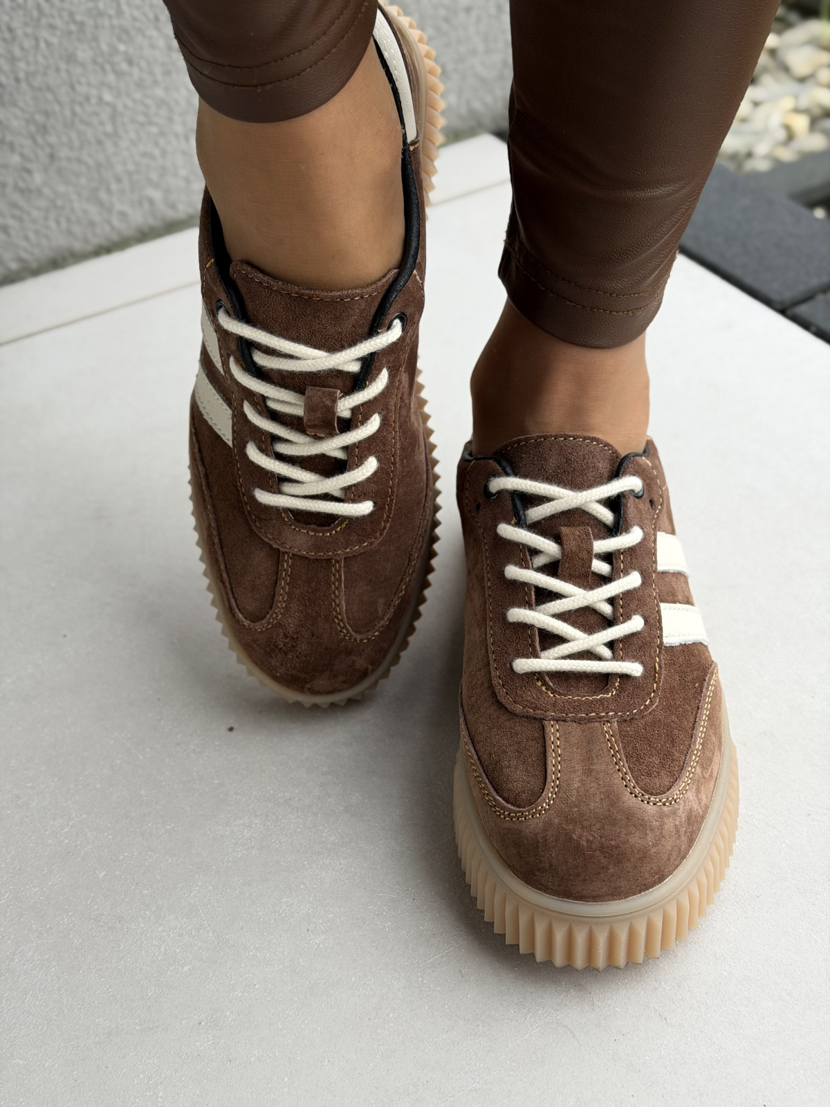 Kobiece sneakersy z naturalnej skóry – miękkość, lekkość, elegancja