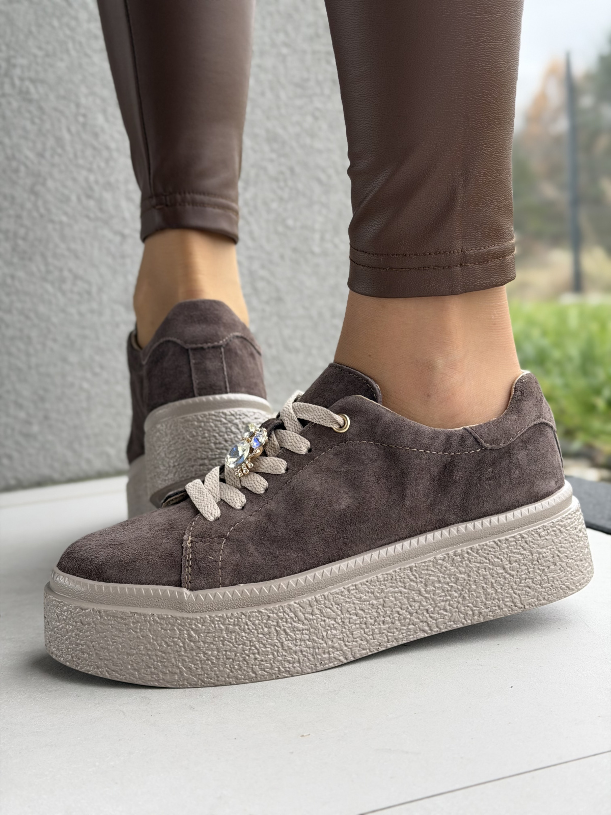 Sneakersy ze skóry naturalnej – luksus na co dzień