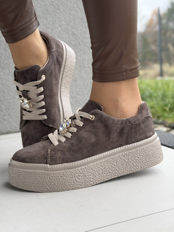 Sneakersy ze skóry naturalnej – luksus na co dzień