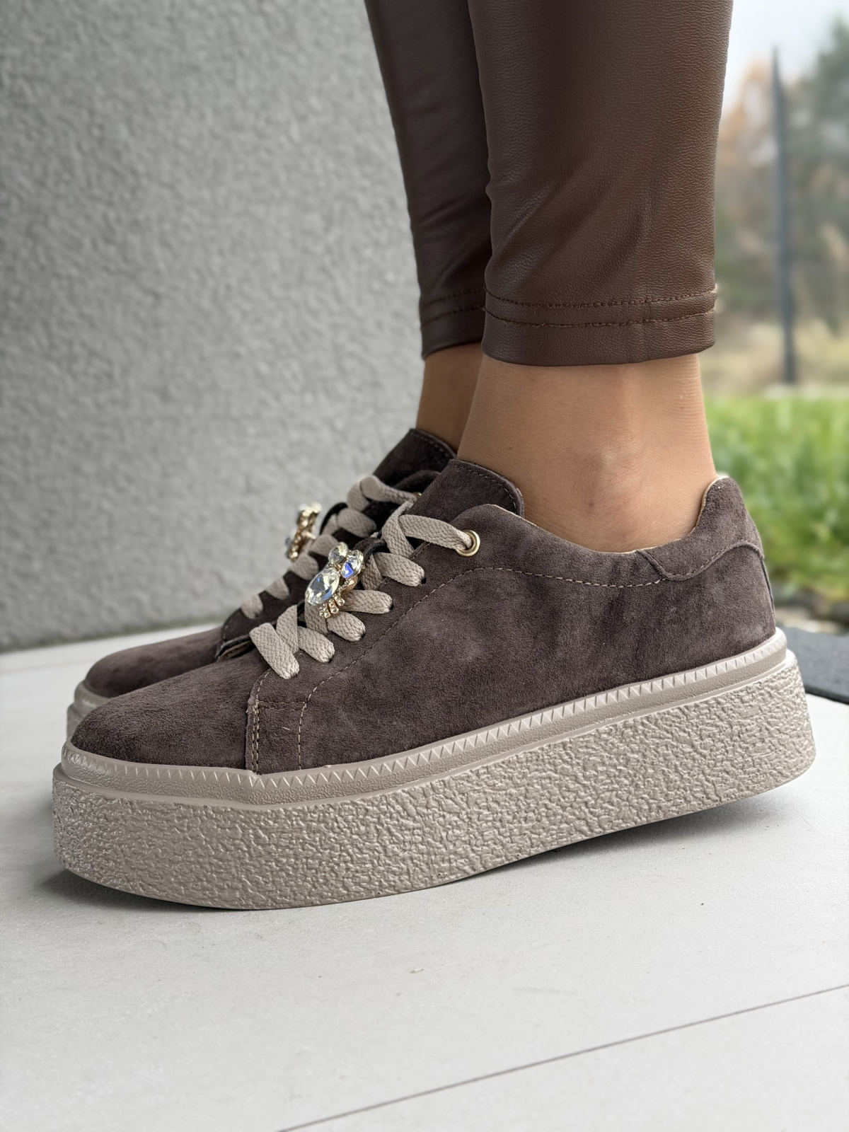 Sneakersy ze skóry naturalnej – luksus na co dzień