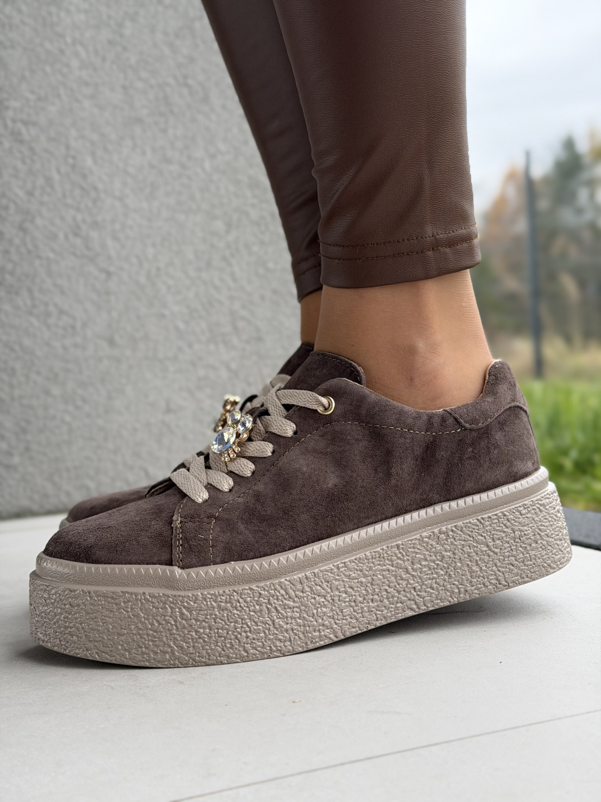 Sneakersy ze skóry naturalnej – luksus na co dzień