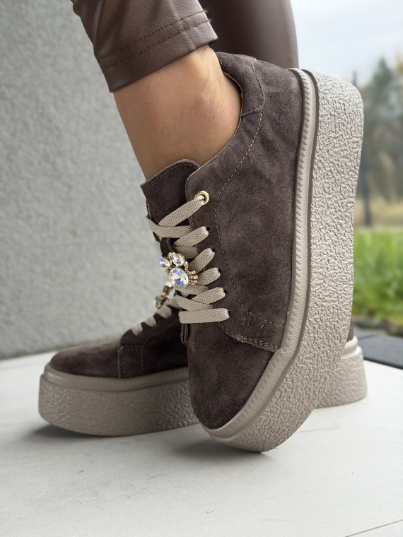 Sneakersy ze skóry naturalnej – luksus na co dzień