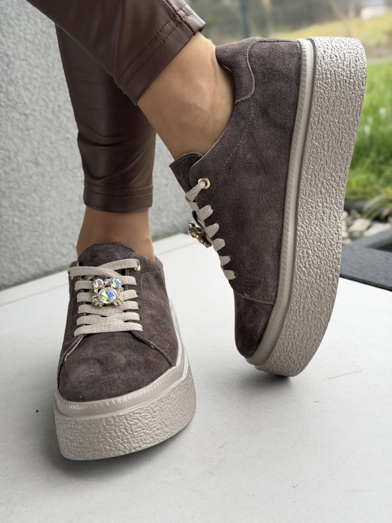 Sneakersy ze skóry naturalnej – luksus na co dzień