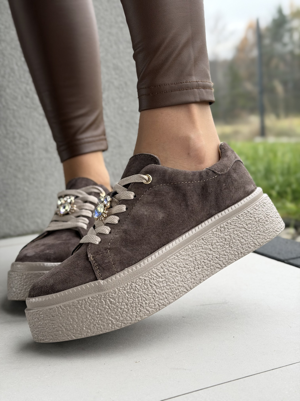 Sneakersy ze skóry naturalnej – luksus na co dzień