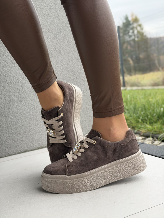 Sneakersy ze skóry naturalnej – luksus na co dzień