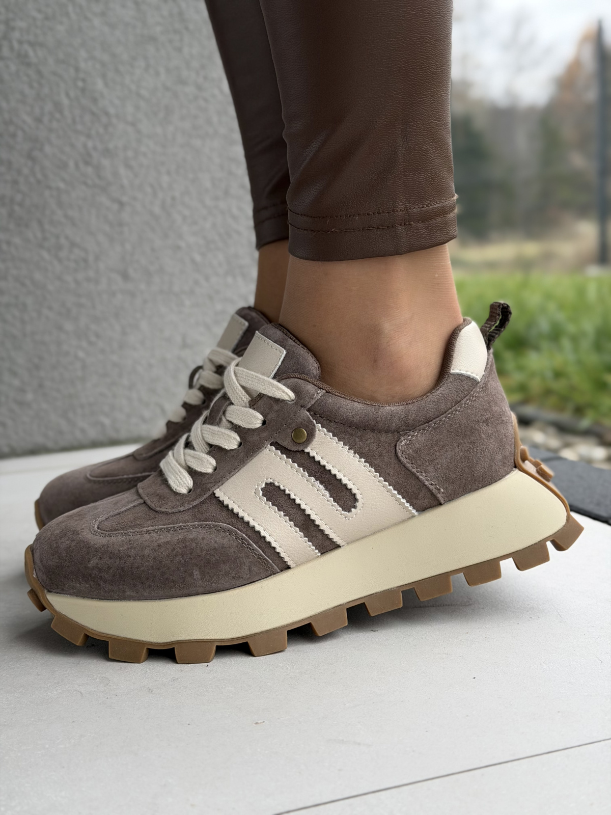 Sneakersy ze skóry naturalnej – luksus na co dzień