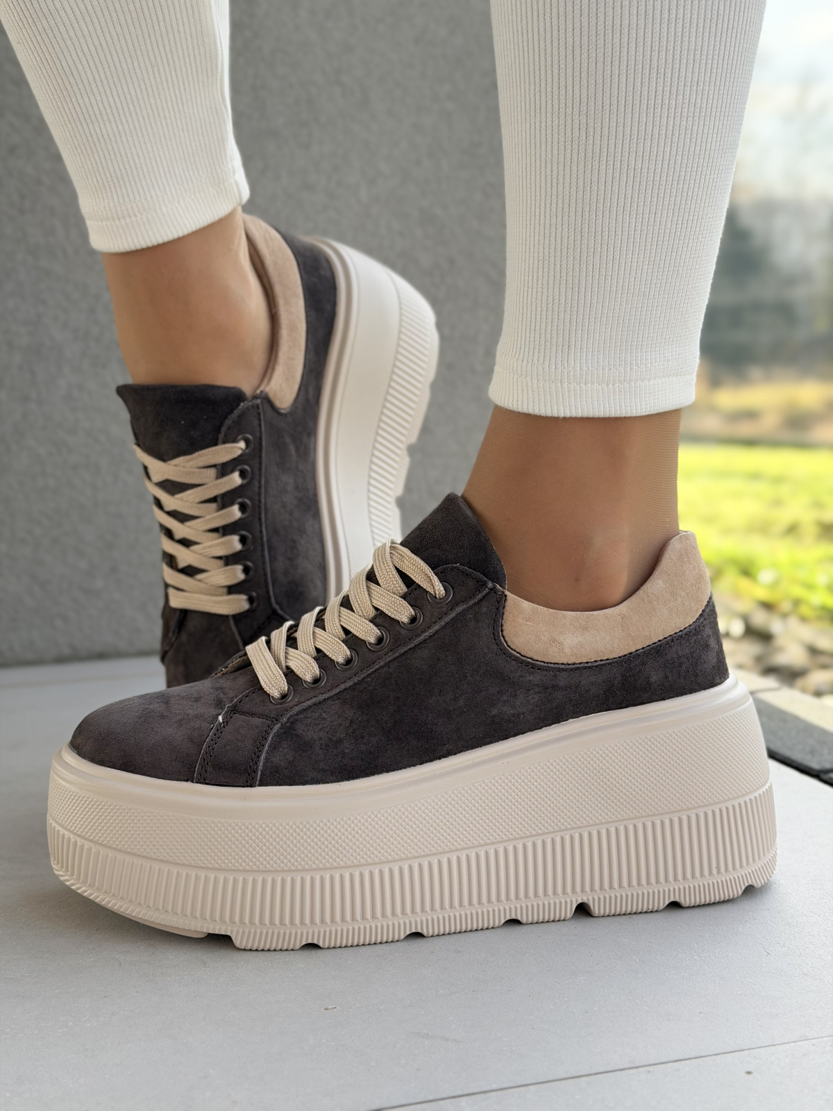 Sneakersy ze skóry naturalnej – luksus na co dzień