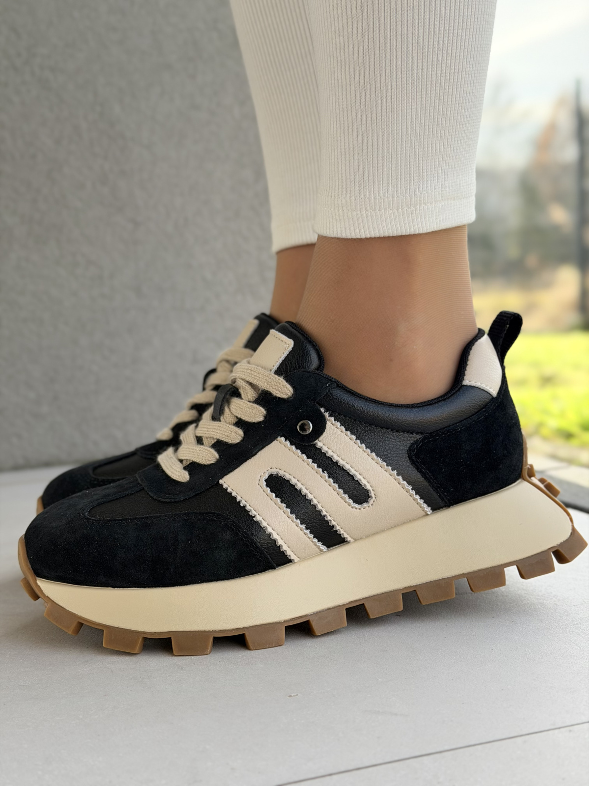 Sneakersy ze skóry naturalnej – luksus na co dzień