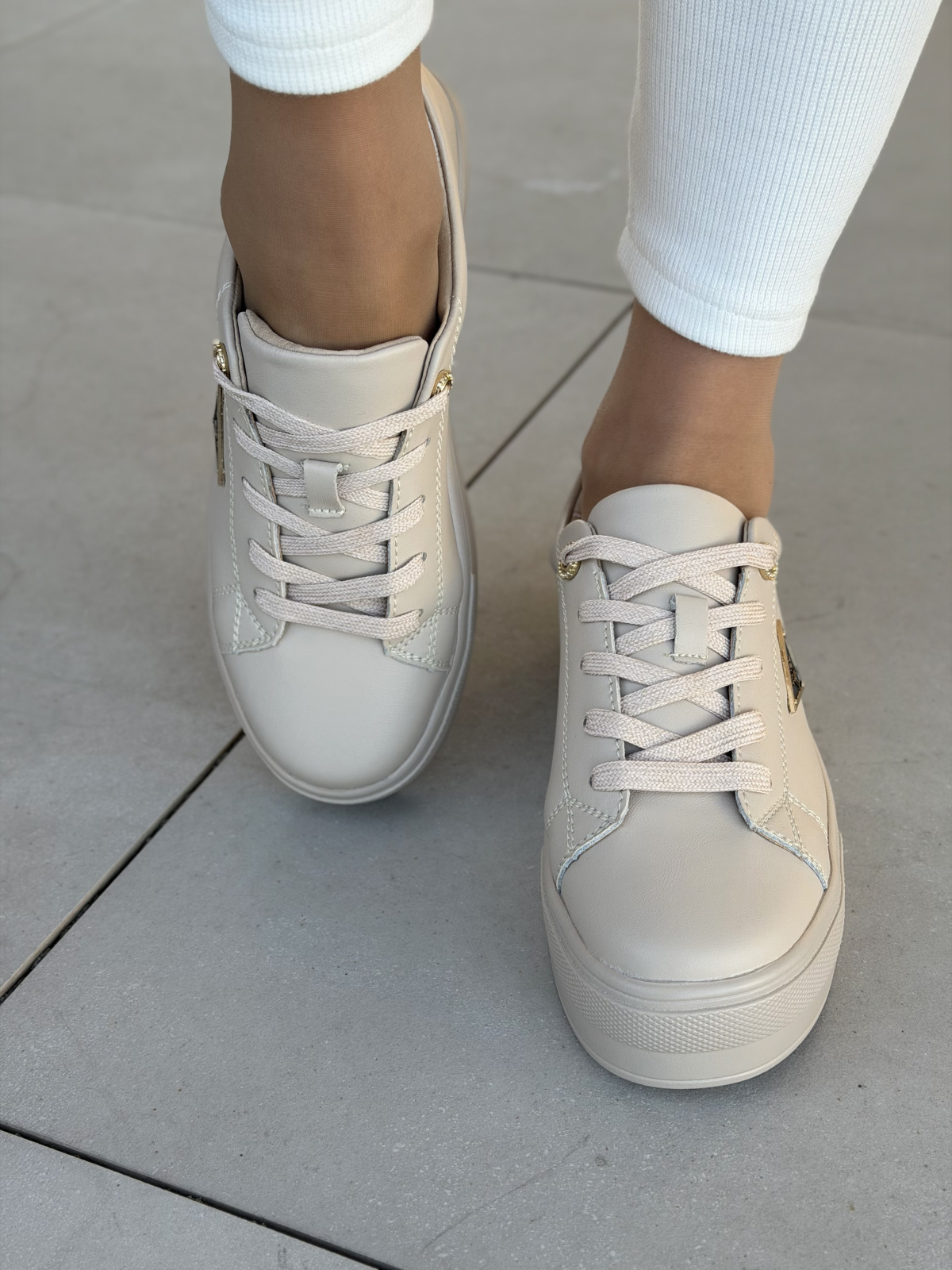 Sneakersy ze skóry naturalnej – luksus na co dzień