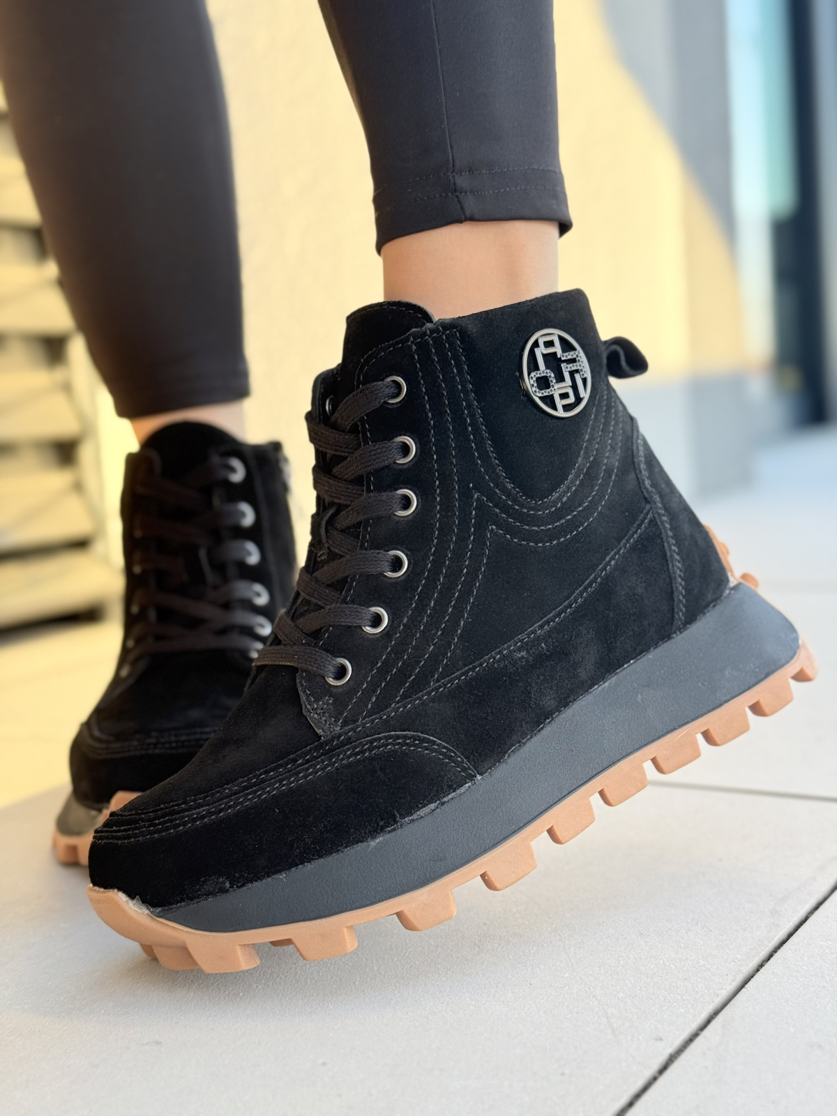 Czarne sneakersy damskie ze skóry naturalnej