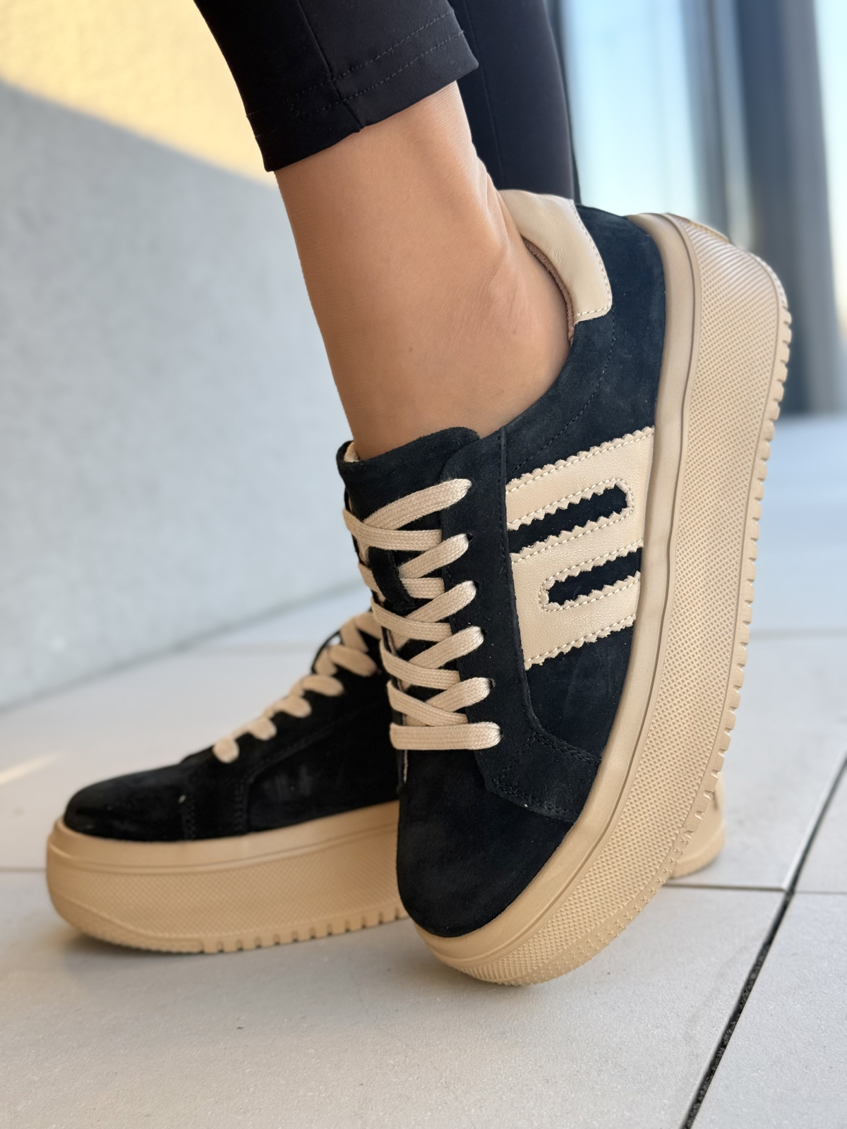 Sneakersy ze skóry naturalnej – luksus na co dzień