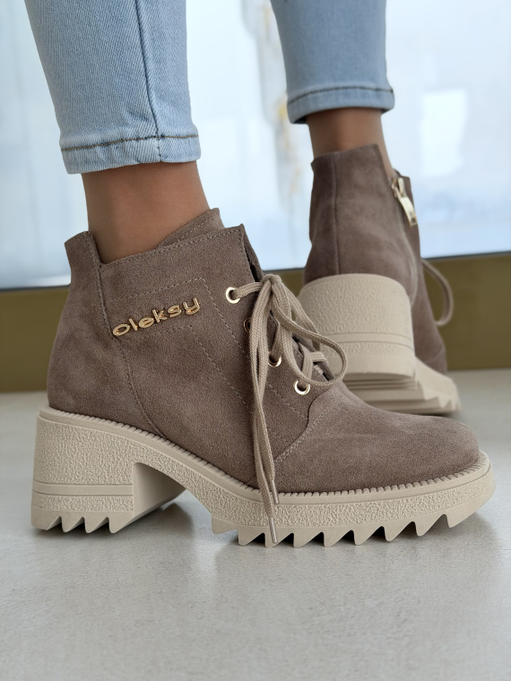 Beżowe botki zamszowe na traperowej podeszwie OLEKSY
