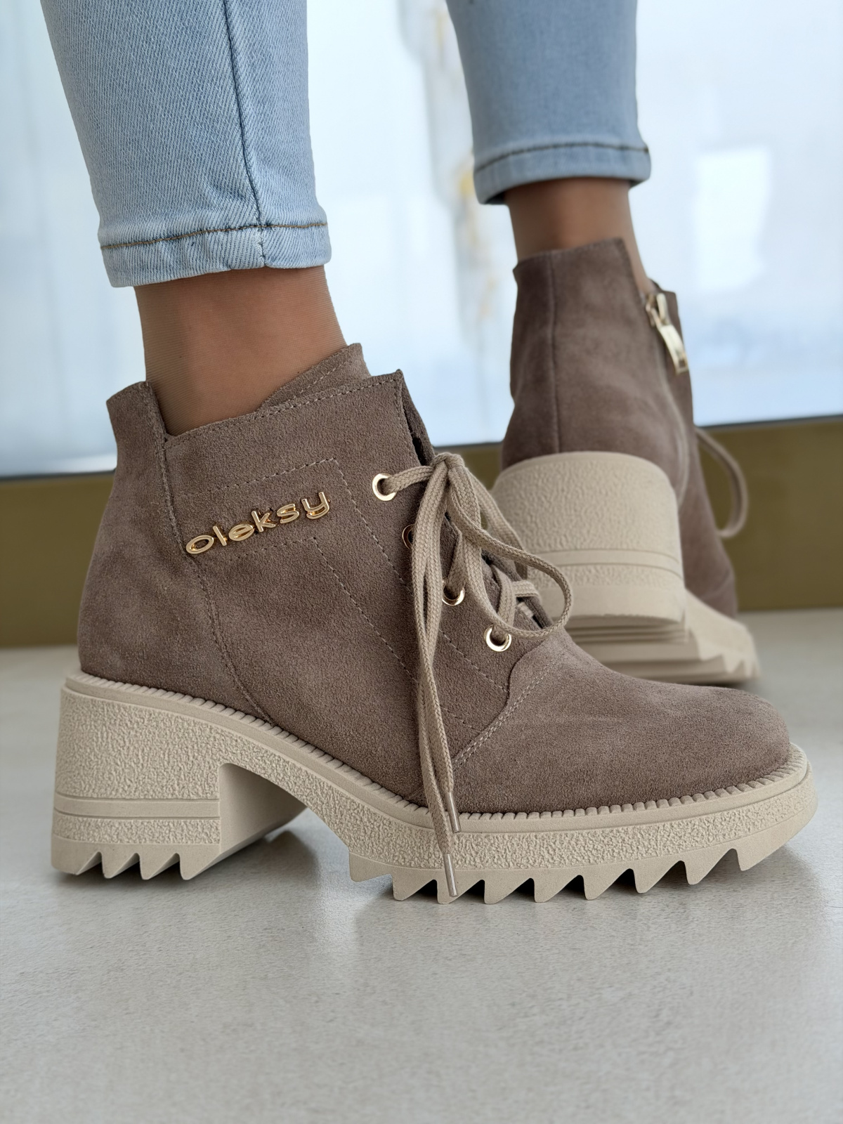 Beżowe botki zamszowe na traperowej podeszwie OLEKSY