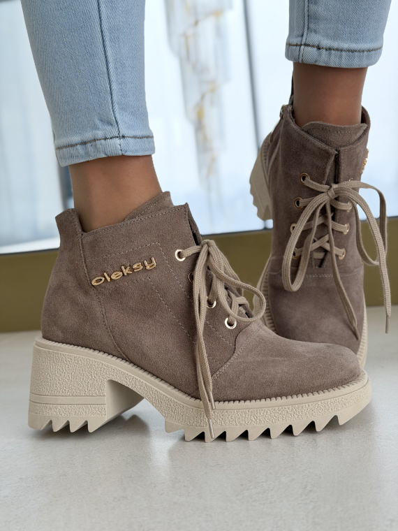 Beżowe botki zamszowe na traperowej podeszwie OLEKSY