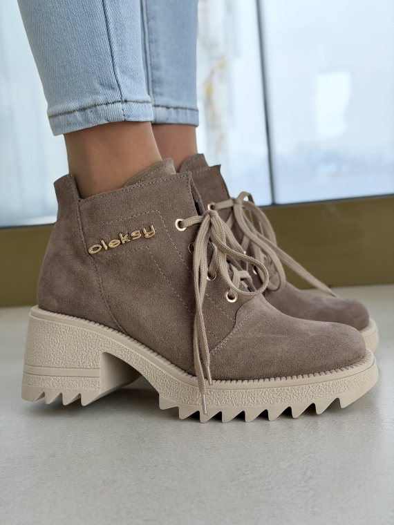 Beżowe botki zamszowe na traperowej podeszwie OLEKSY