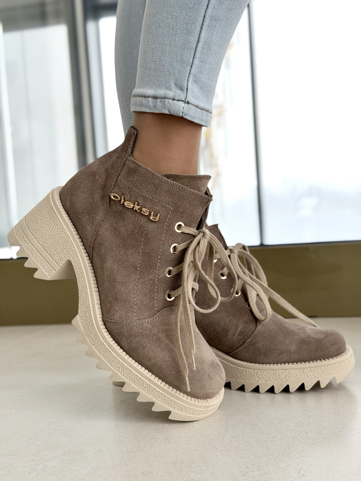 Beżowe botki zamszowe na traperowej podeszwie OLEKSY