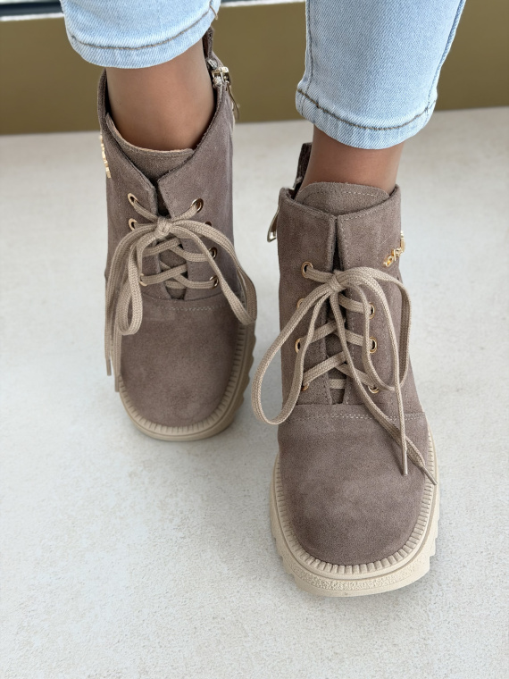 Beżowe botki zamszowe na traperowej podeszwie OLEKSY