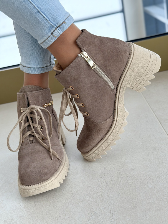 Beżowe botki zamszowe na traperowej podeszwie OLEKSY