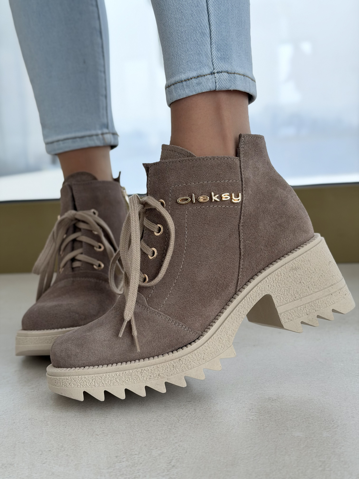 Beżowe botki zamszowe na traperowej podeszwie OLEKSY