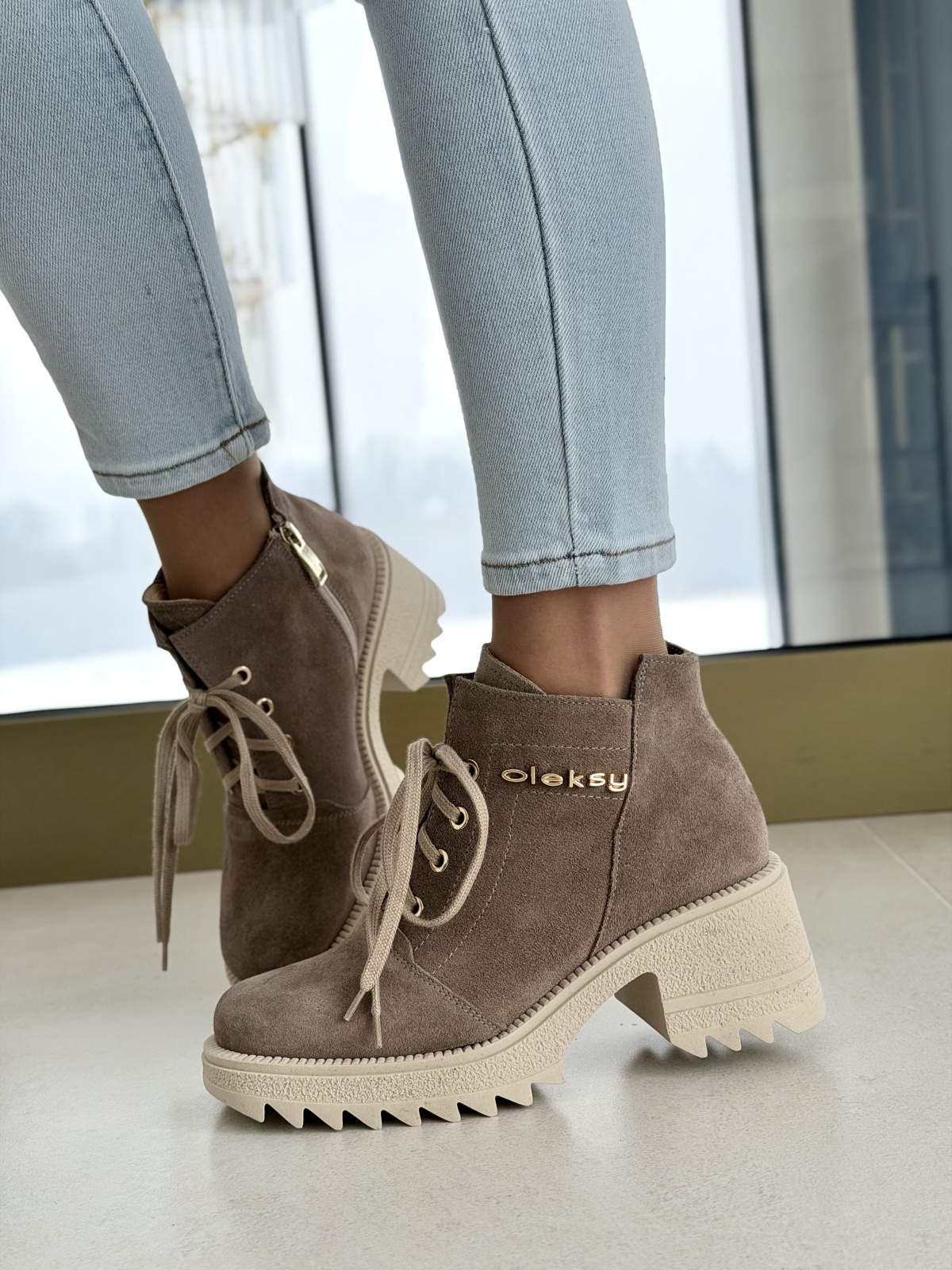 Beżowe botki zamszowe na traperowej podeszwie OLEKSY
