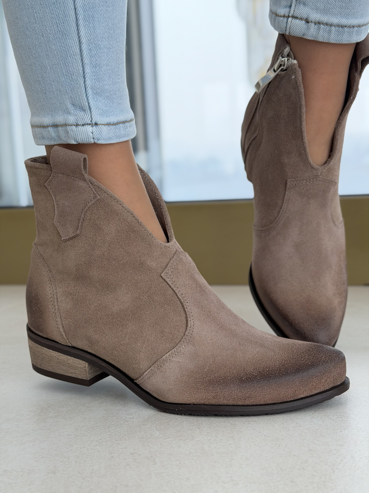 Beżowe kowbojki zamszowe ze skóry naturalnej w stylu casual