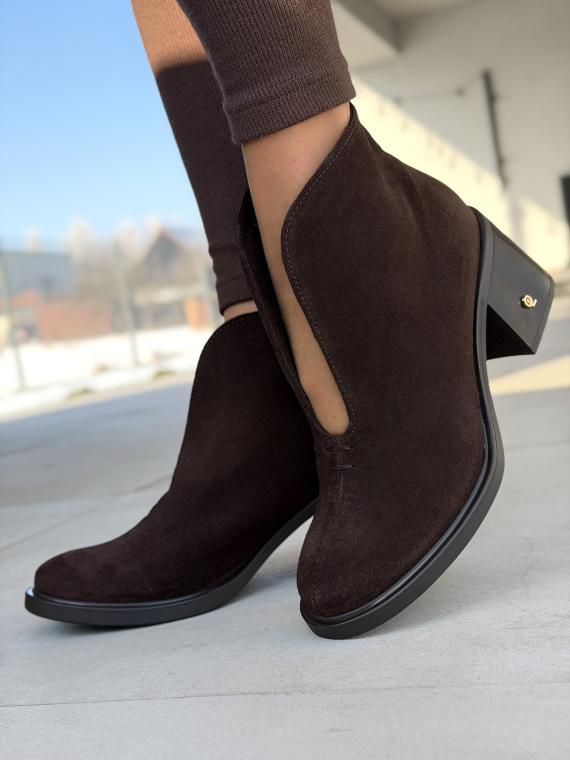 Brązowe botki ze skóry naturalnej na słupku OLEKSY