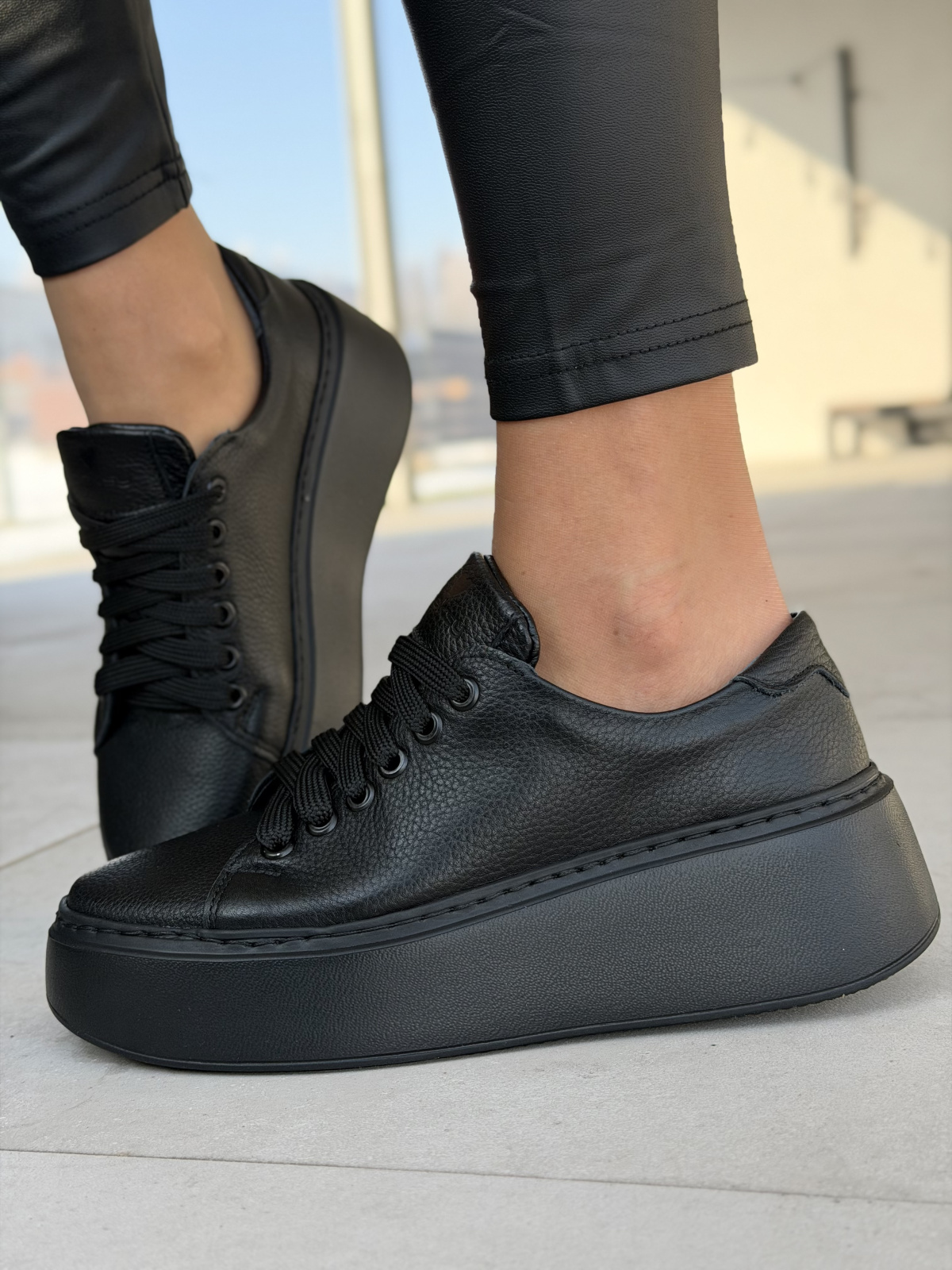 Czarne skórzane sneakersy na platformie OLEKSY