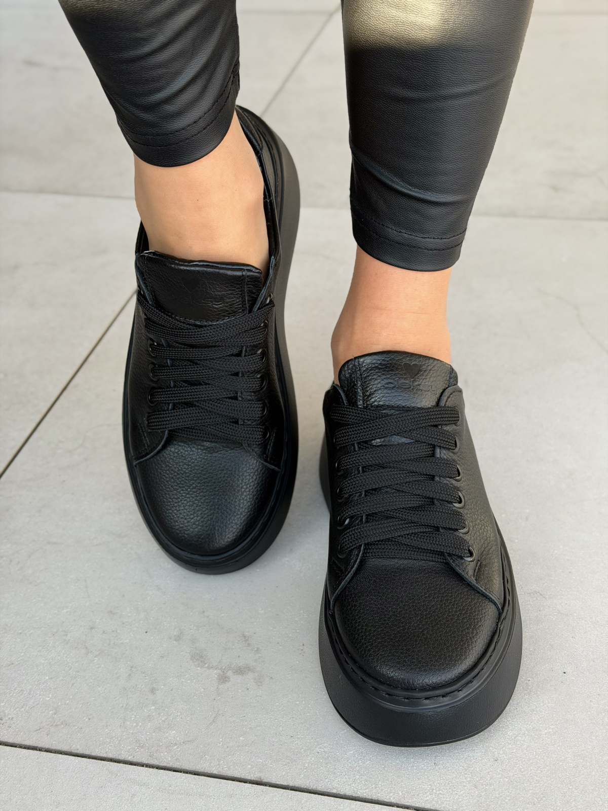 Czarne skórzane sneakersy na platformie OLEKSY