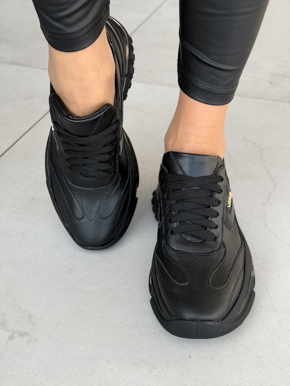 Czarne sneakersy skórzane OLEKSY Polskiej produkcji