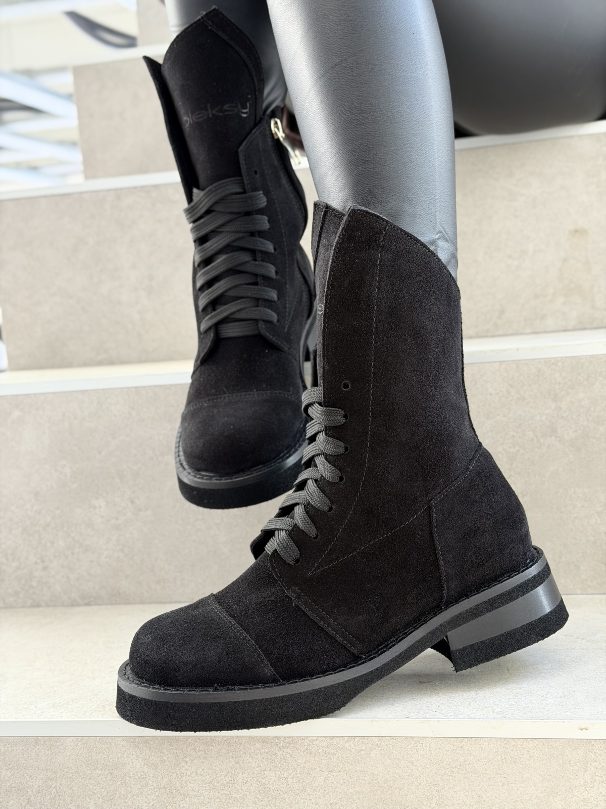 Czarne zamszowe botki skórzane sznurowane OLEKSY