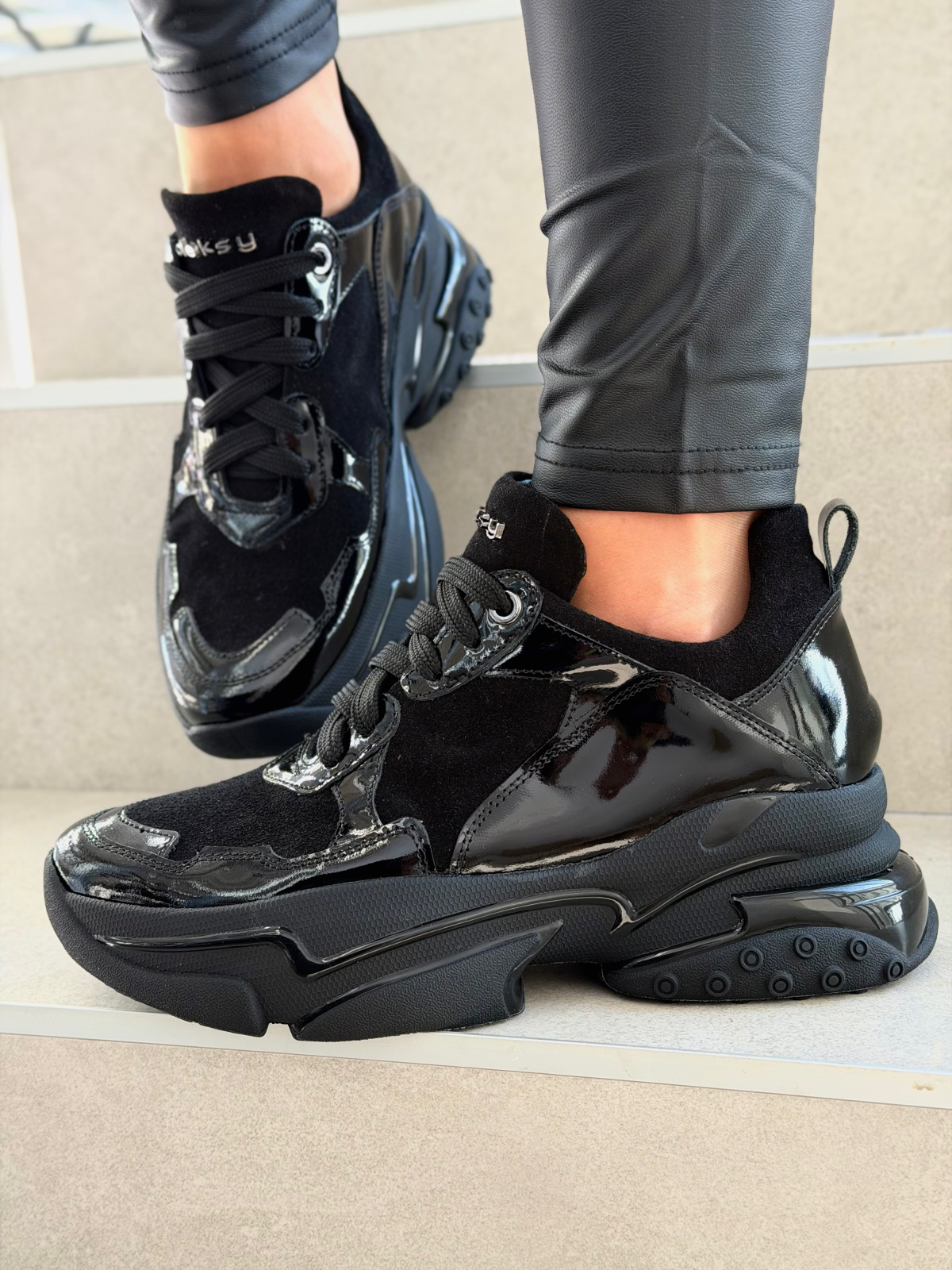 Czarne sneakersy skórzane na masywnej podeszwie OLEKSY