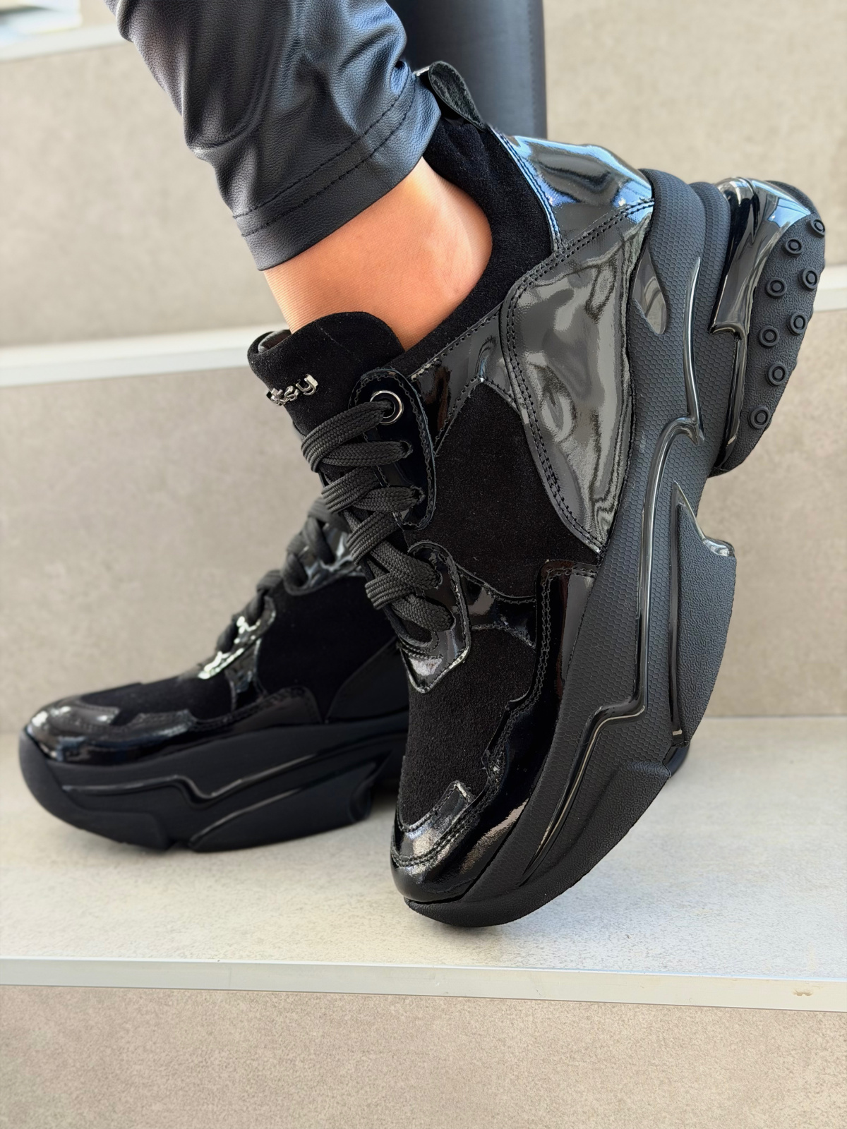 Czarne sneakersy skórzane na masywnej podeszwie OLEKSY