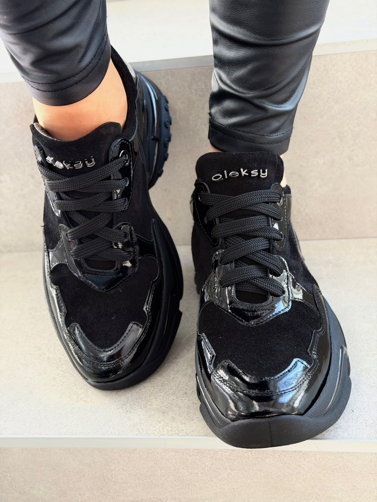 Czarne sneakersy skórzane na masywnej podeszwie OLEKSY
