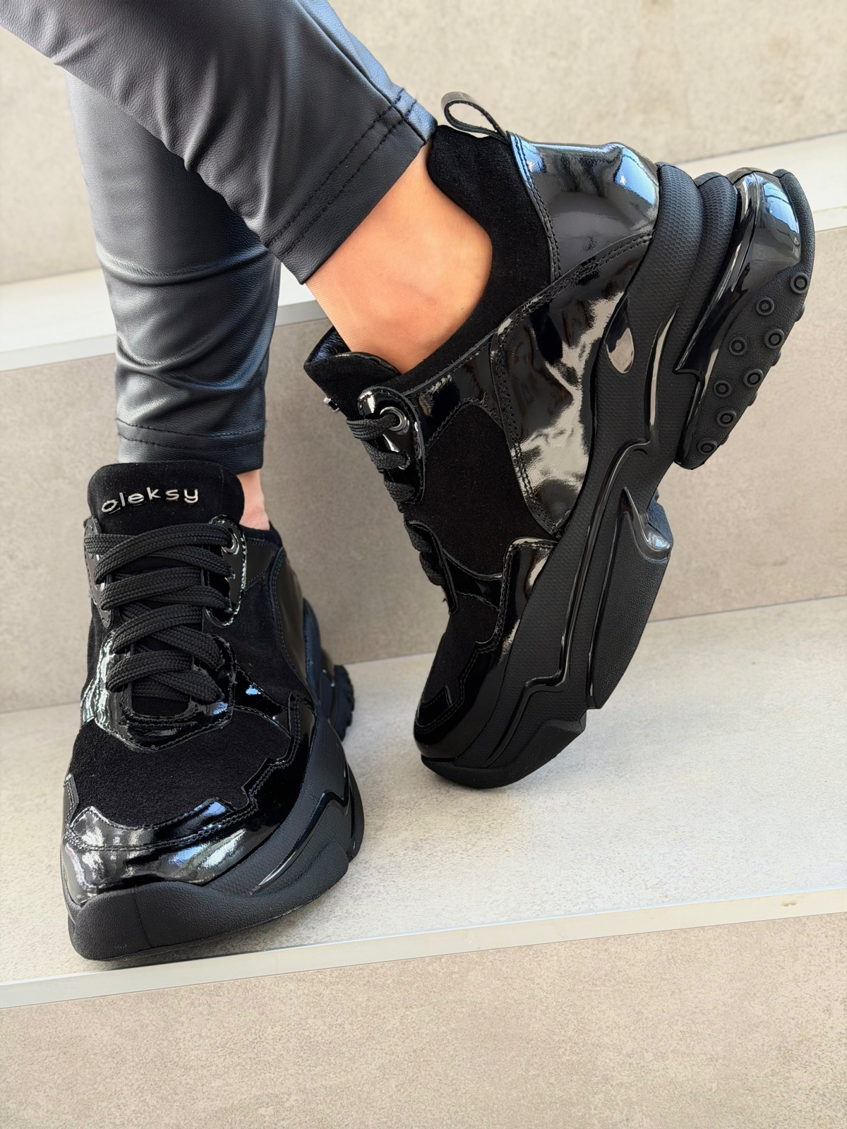 Czarne sneakersy skórzane na masywnej podeszwie OLEKSY