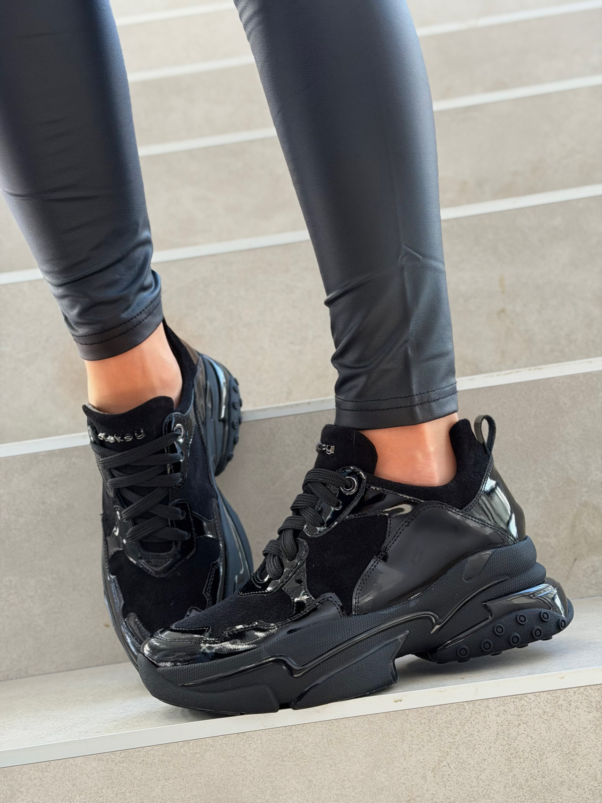 Czarne sneakersy skórzane na masywnej podeszwie OLEKSY